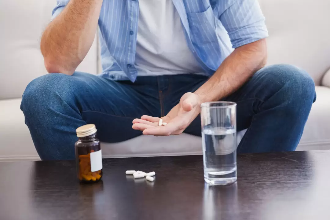 Un homme prend des capsules pulsées pour la puissance