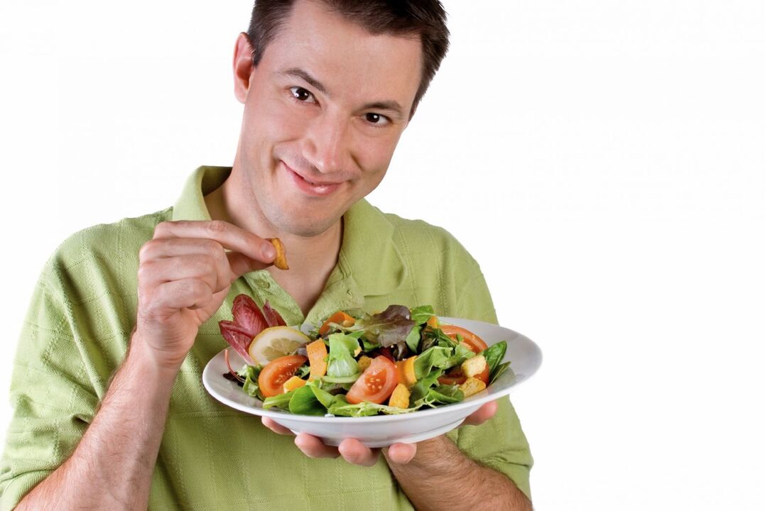 Un homme mange des aliments pour augmenter sa puissance
